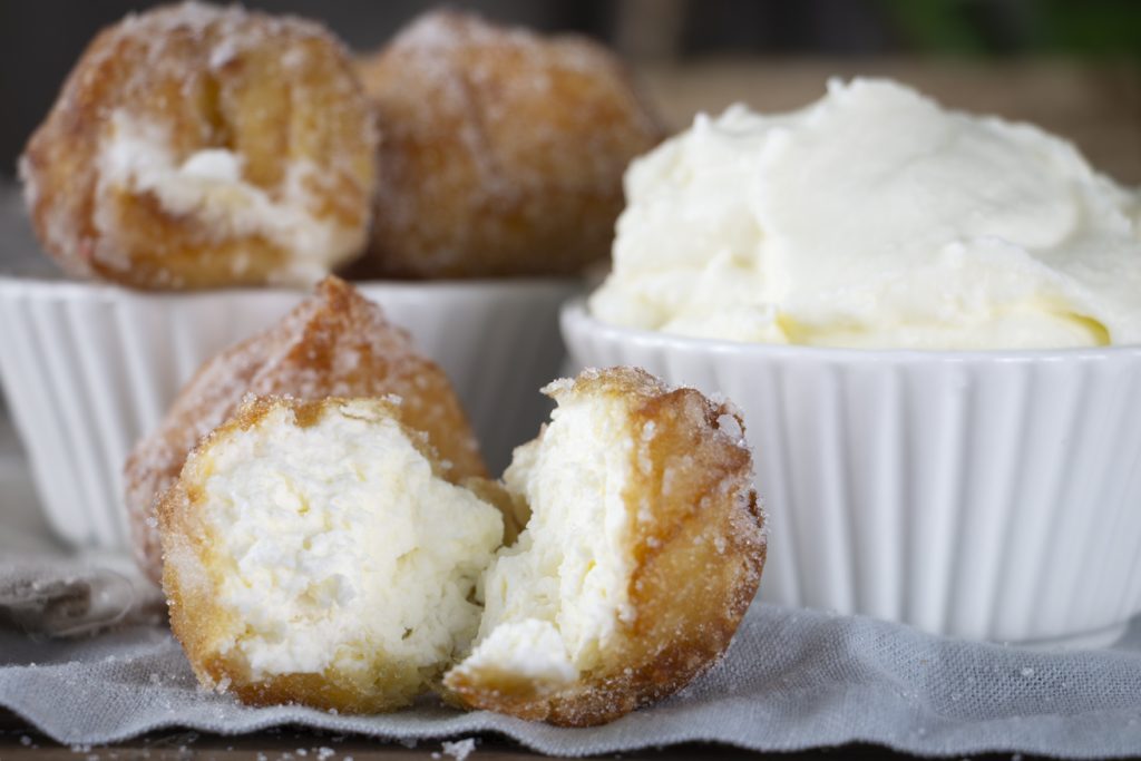bunyols de cuaresma farcits de nata